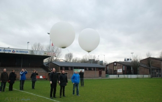 Ballonverstrooiing op het hoofdveld van voetbalvereniging Gouda