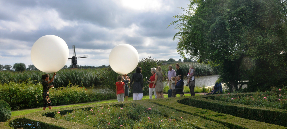 Ballonverstrooiing vanuit de achtertuin aan de de rivier